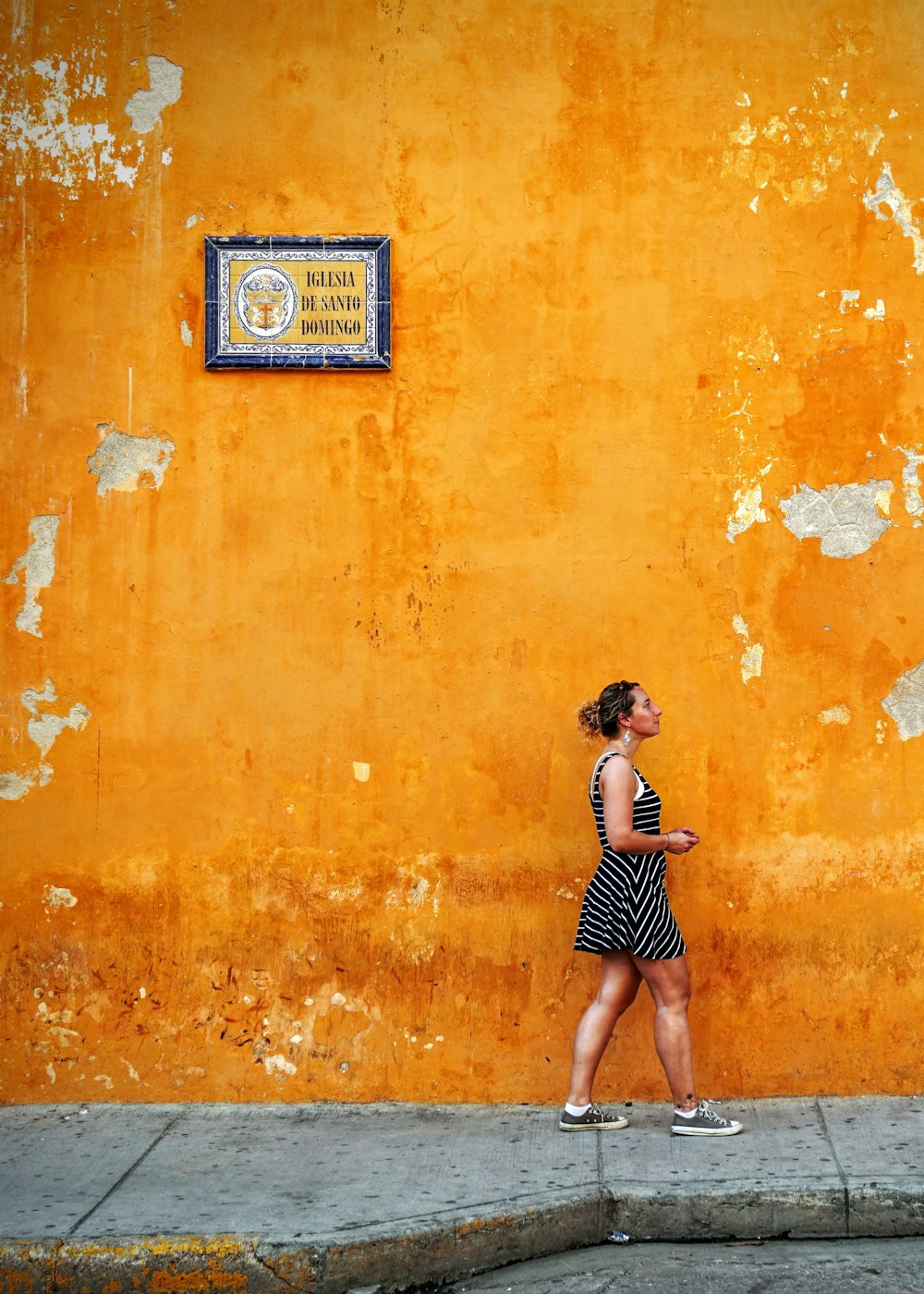 Mujer caminando en la acera