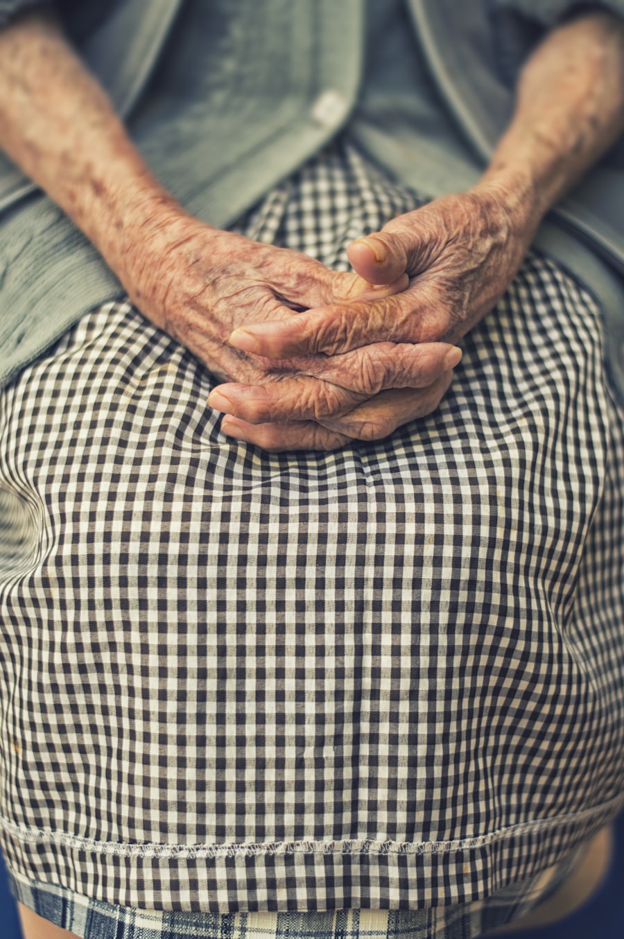 Mains d'une personne âgée tenues par un proche