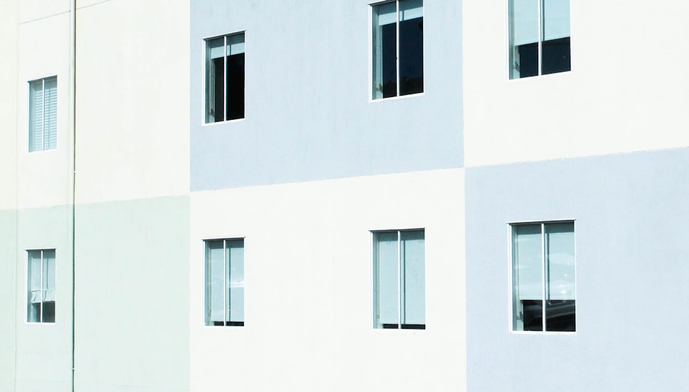 Muro de hormigón blanco y gris con ventanas