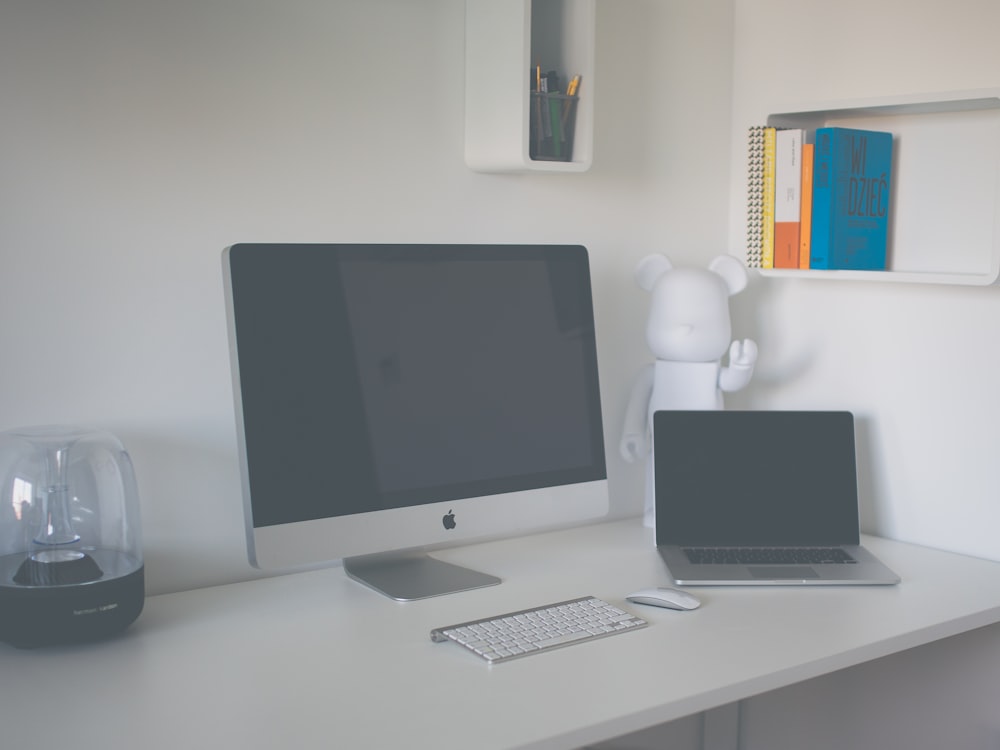 silberner iMac neben MacBook Pro