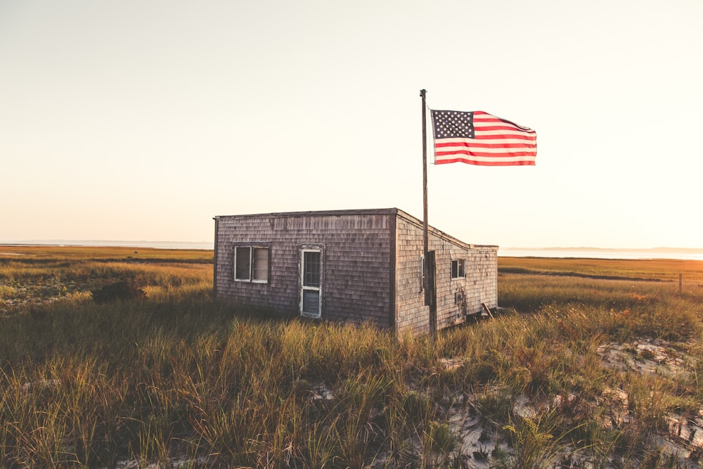 日中は屋外にアメリカ国旗が掲げられた小屋