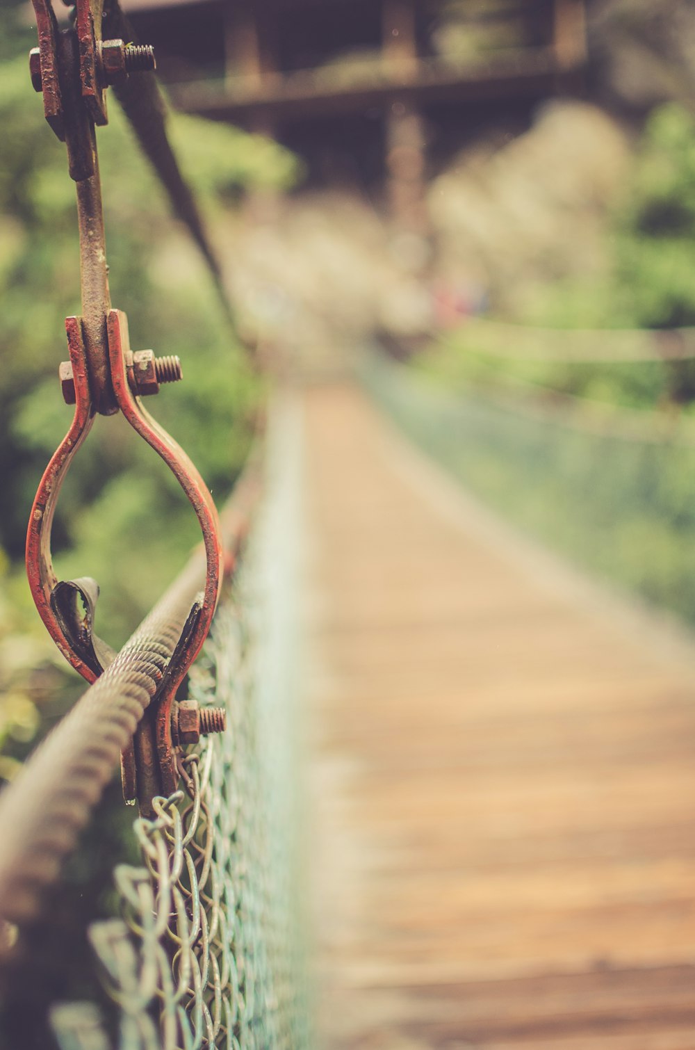 Detalhes de metal em uma ponte de pé suspensa