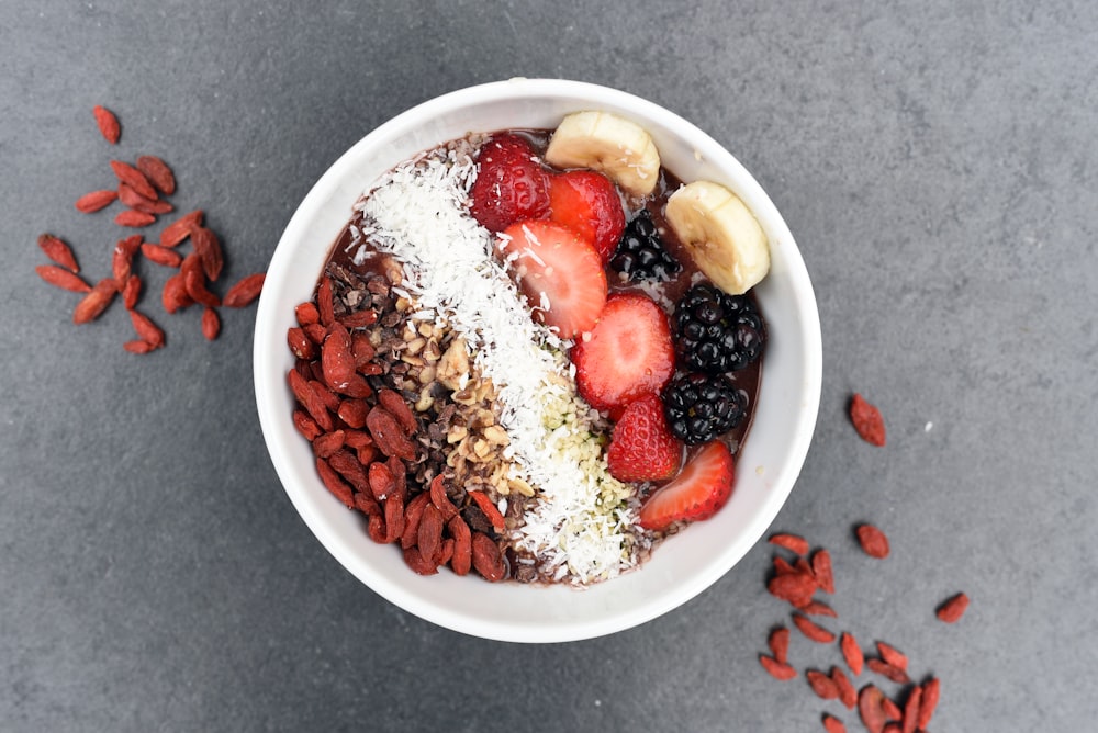 frutas fatiadas variadas em balde branco