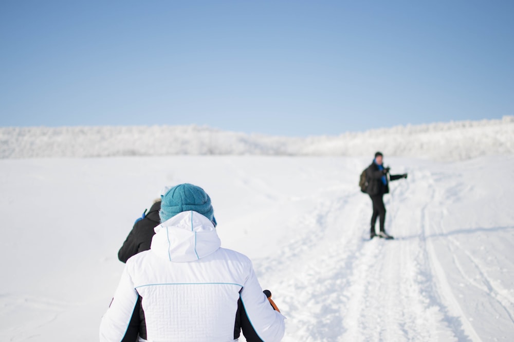 personnes sur le champ de neige