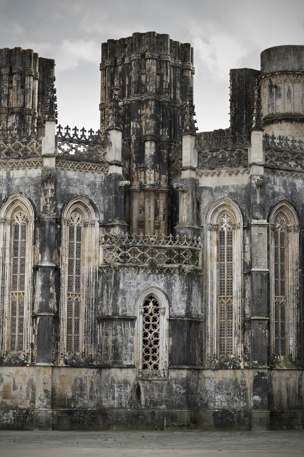 Edificio de hormigón marrón y gris durante el día