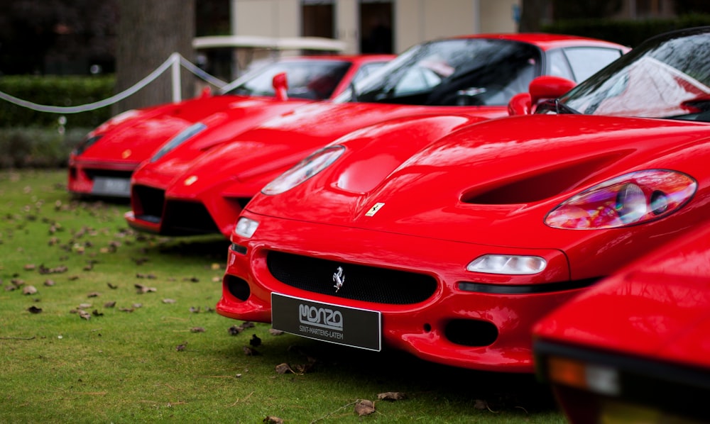 tres tarjetas rojas de Ferrari