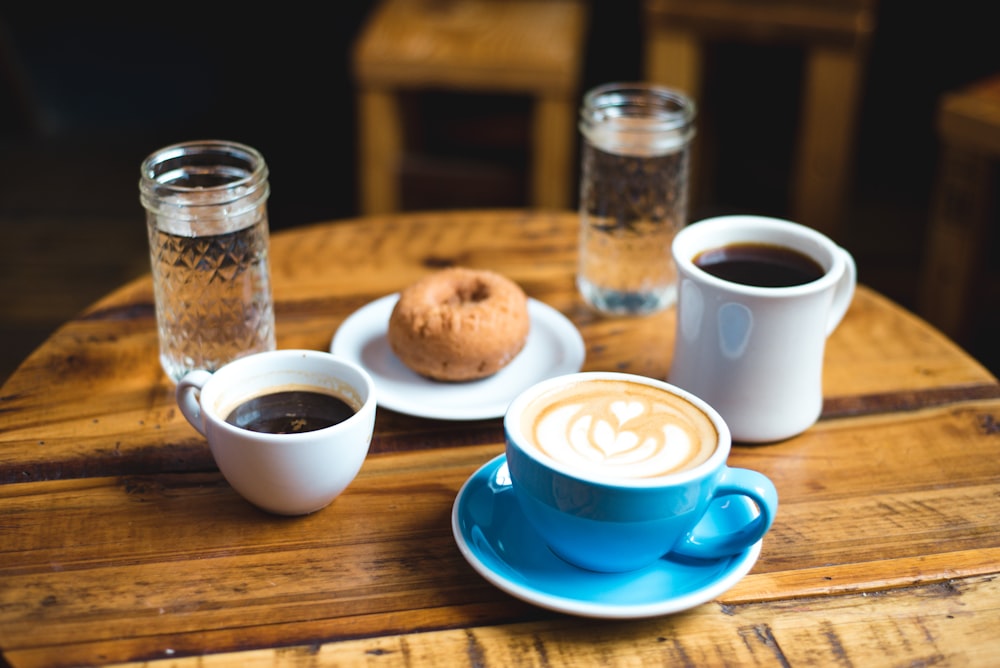 Blaue Teetasse mit Latte Herzform