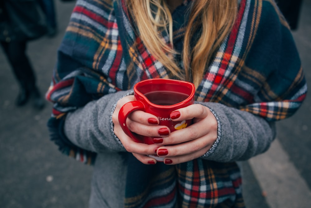 Mujer sosteniendo una taza