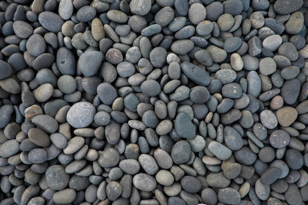 Fotografía aérea de un lote de piedra gris y blanca