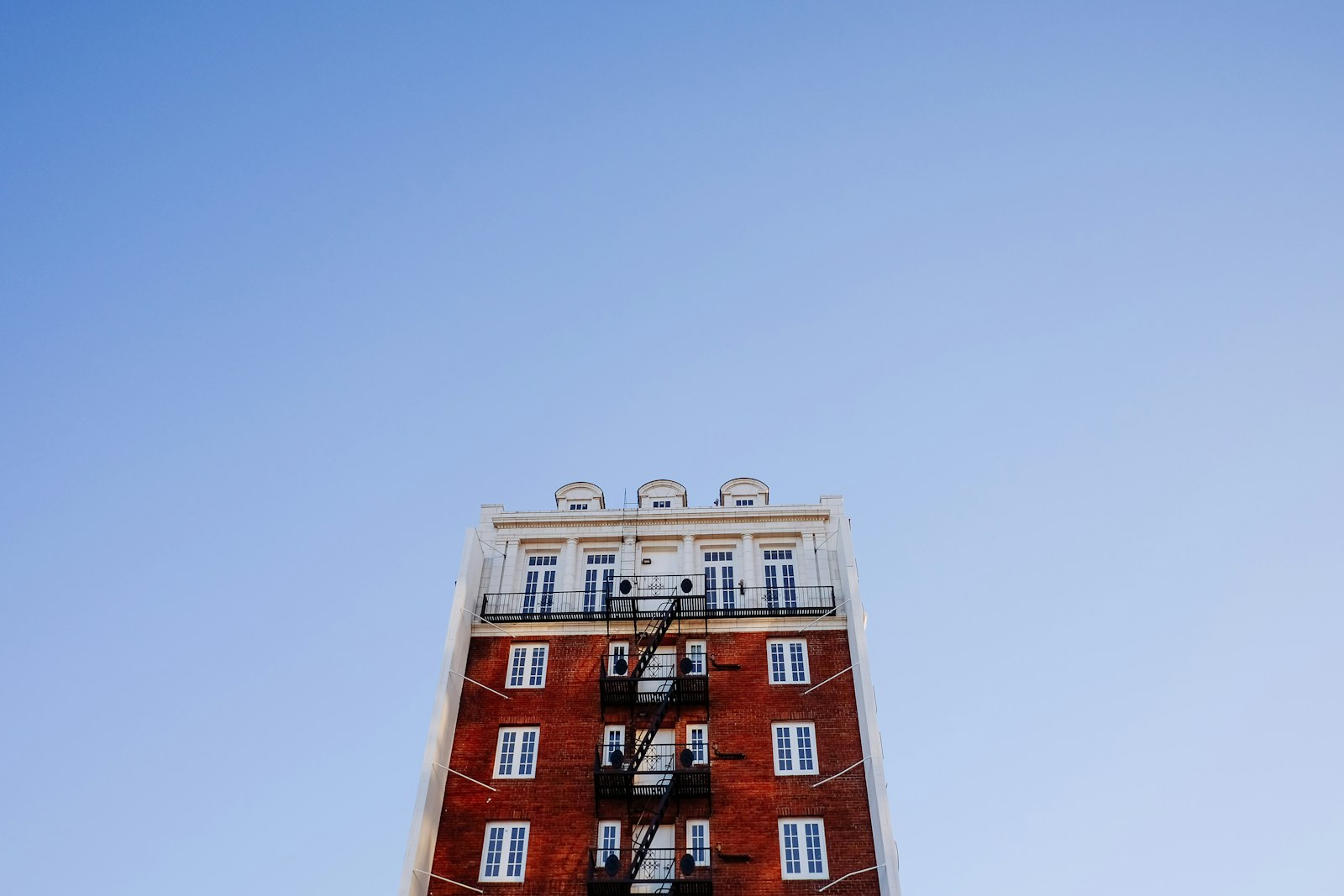 Fujifilm X-E2 + Fujifilm XF 18mm F2 R sample photo. Building under blue sky photography