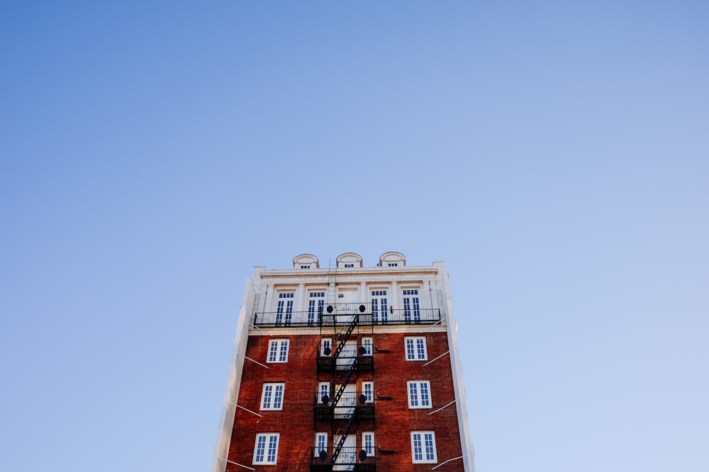 青空の下の建物