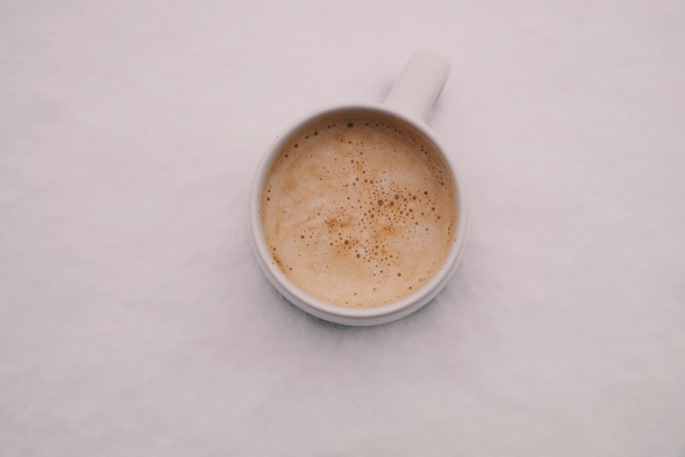 weißer Becher mit Getränk