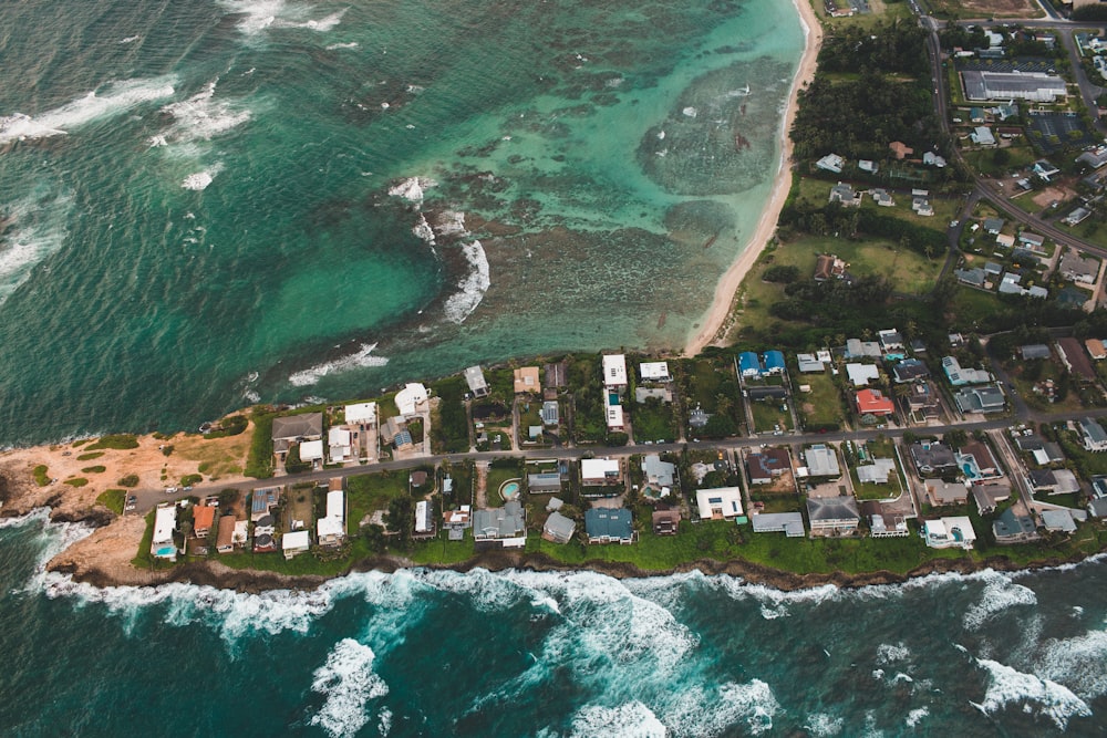 Luftaufnahme eines Dorfes auf einer Insel