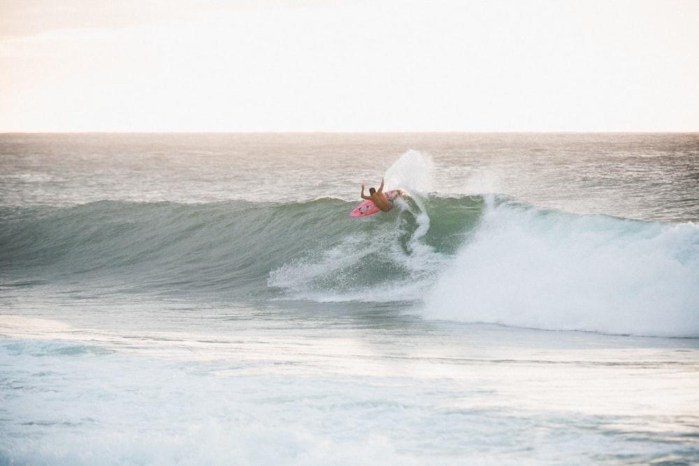 surfeur sur la vague de l’océan pendant la journée