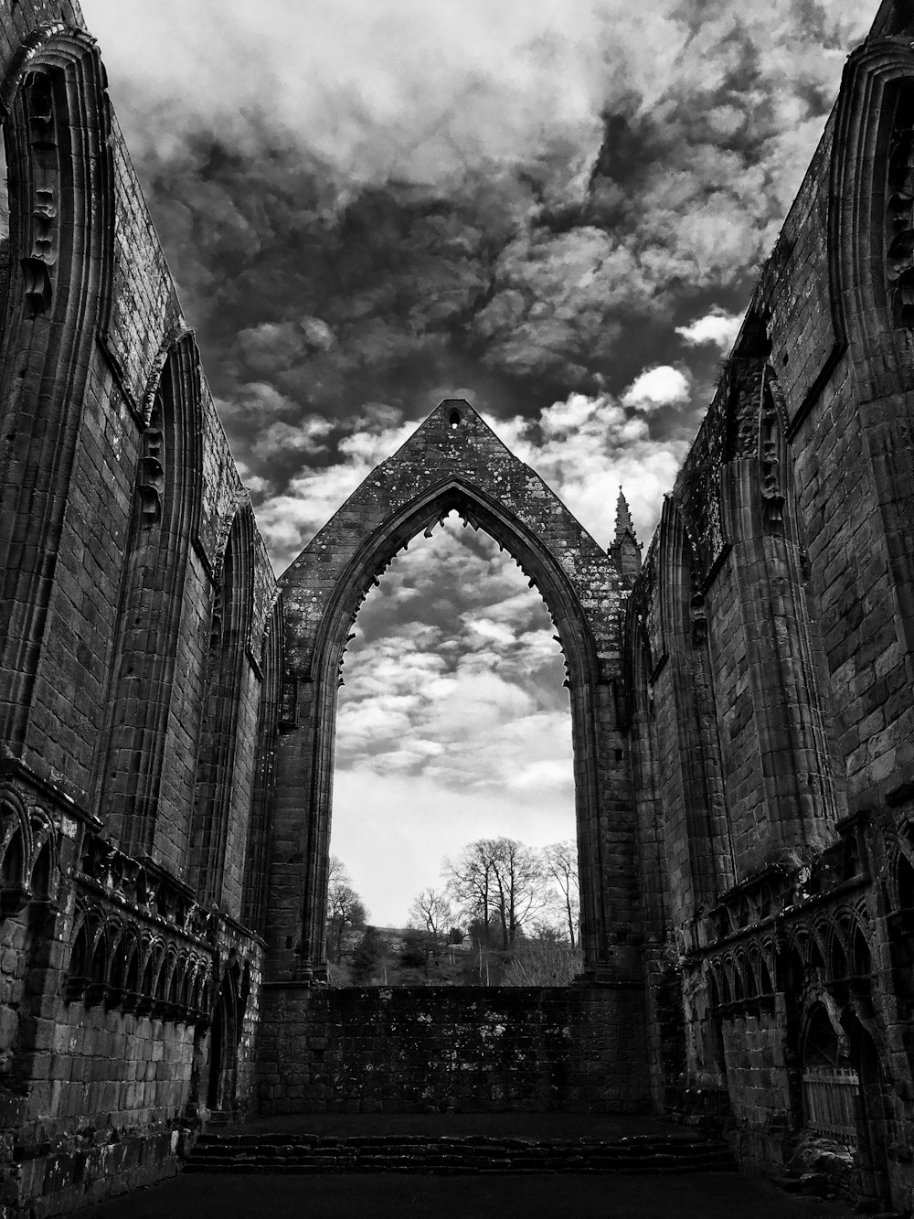 An archway in an alley between two old buildings.