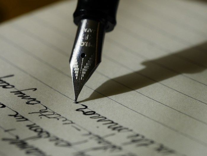 Handschriftliche Notizen und Laptop