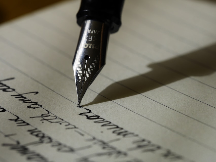 Mani che scrivono a macchina su una macchina da scrivere vintage