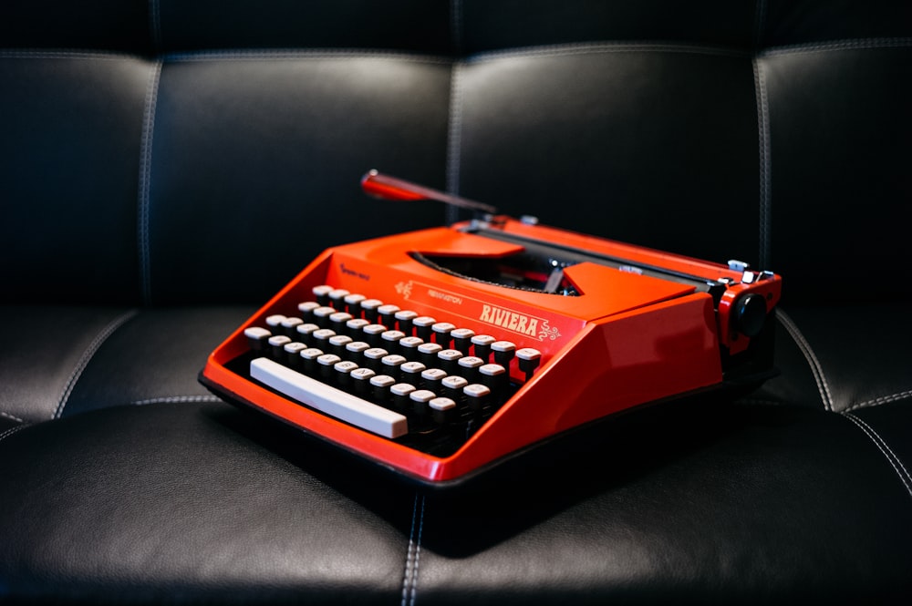 Orangefarbene elektrische Schreibmaschine