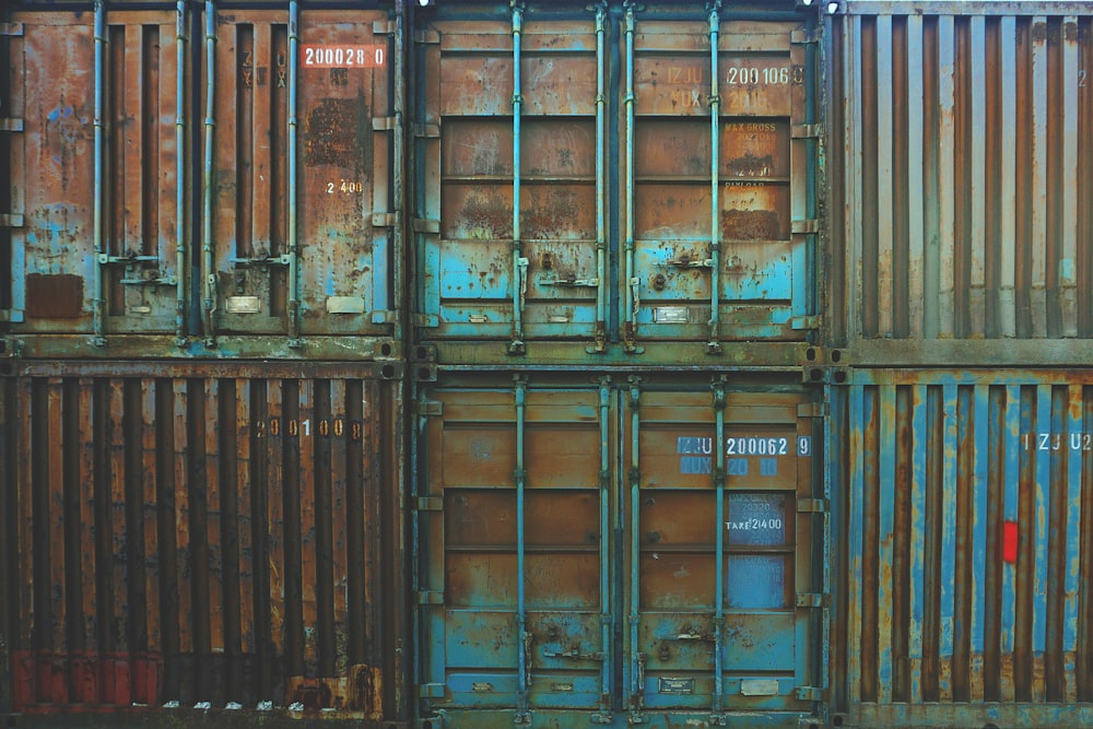 Seis contenedores azules de carga