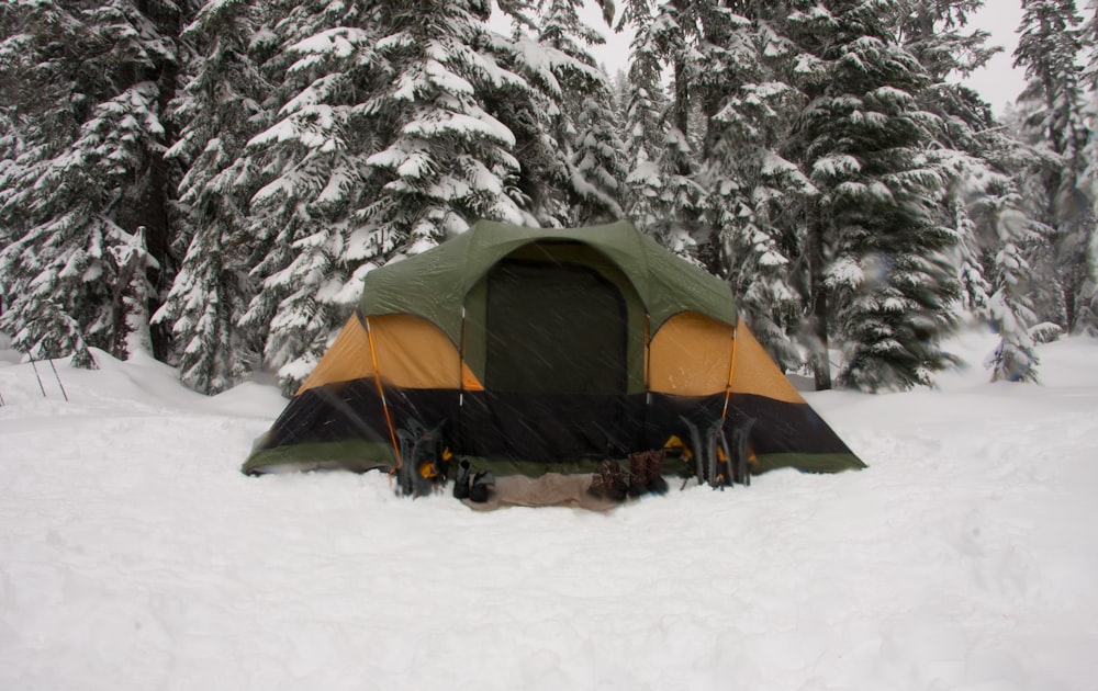 tente sur le champ de neige