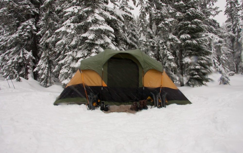 雪原にテントを張る