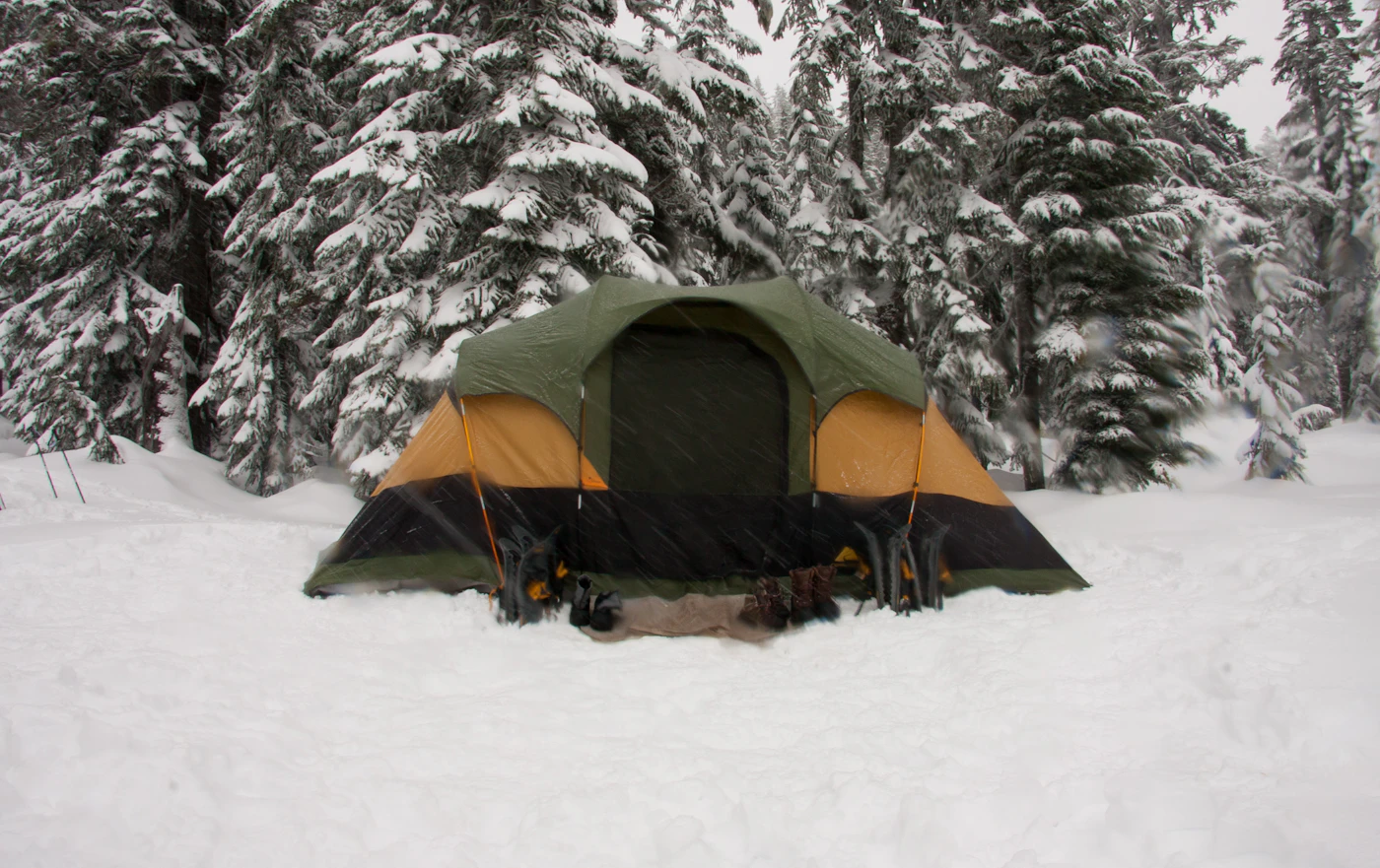 Camp au coucher du soleil