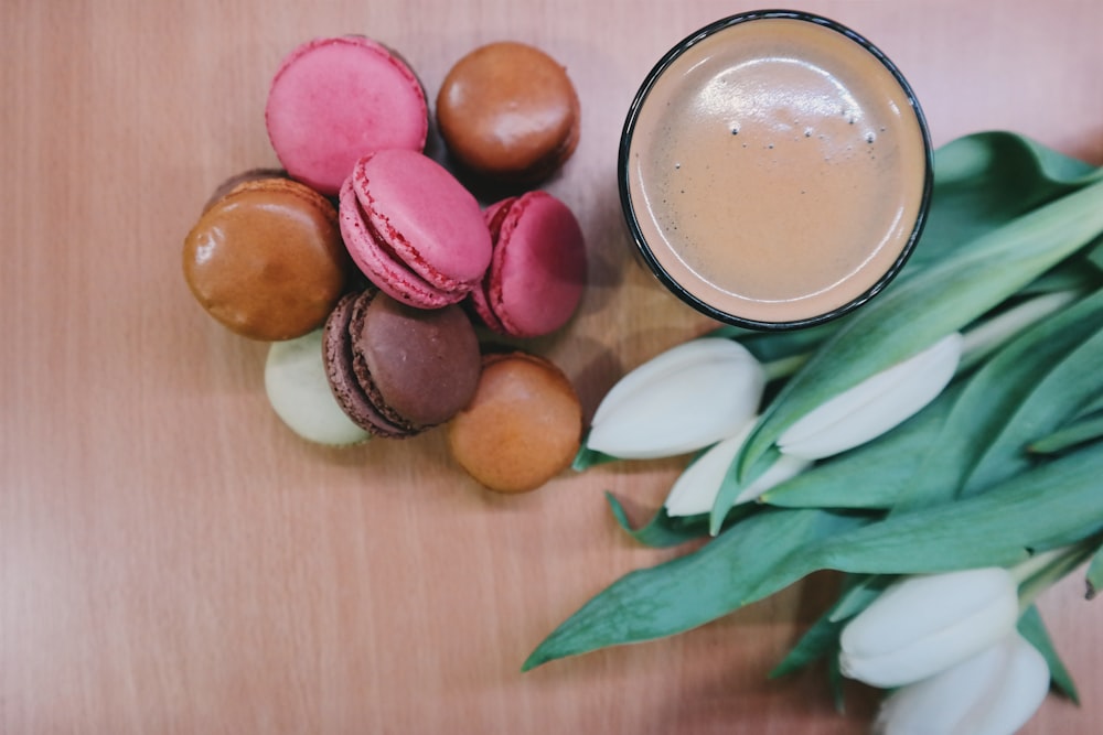 Macaron de couleurs assorties près du bol