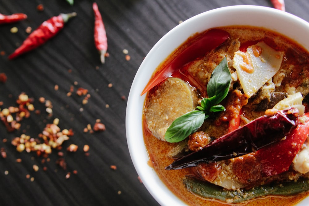 Flat-Lay-Fotografie einer Gemüsesuppe auf weißer Keramiktasse