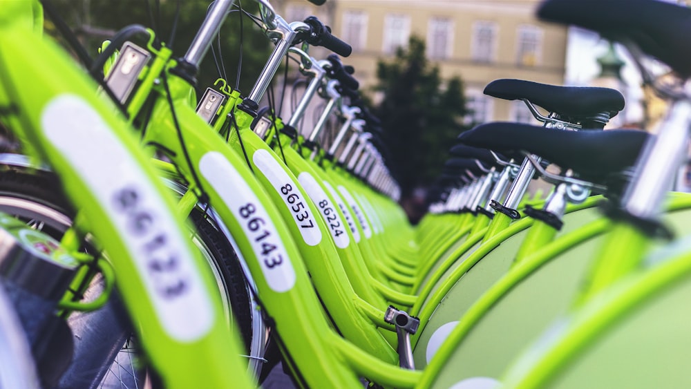 bicicletas verdes em linha