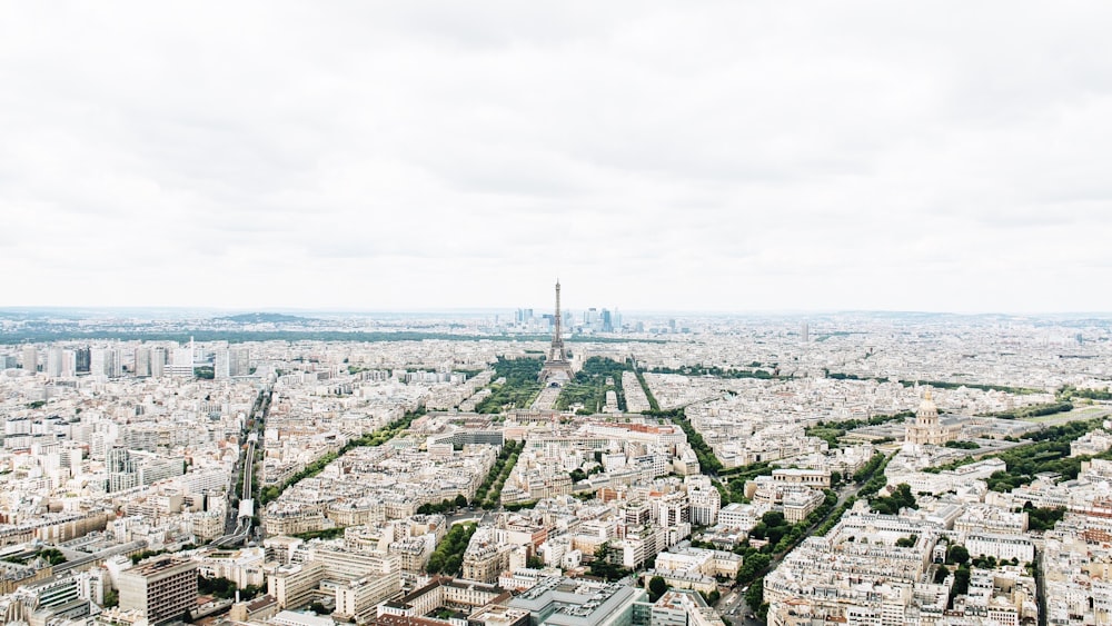 Photo aérienne de bâtiments en béton blanc pendant la journée