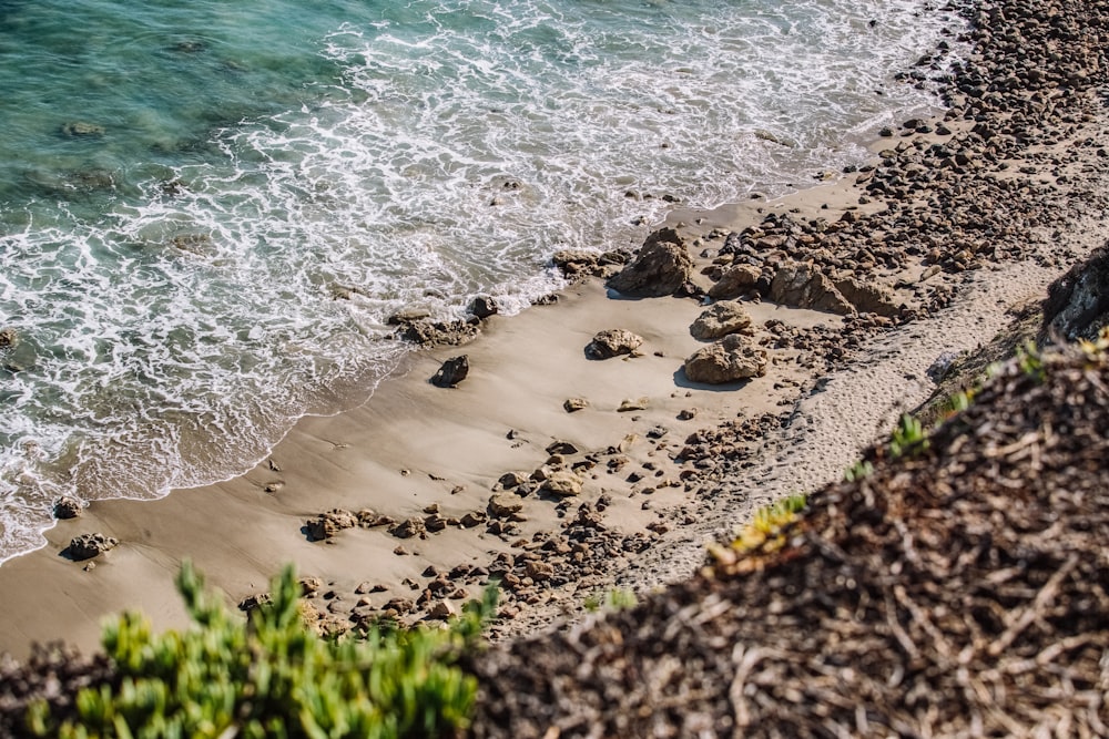 Fotografía aérea de las olas chapoteando en la orilla del mar