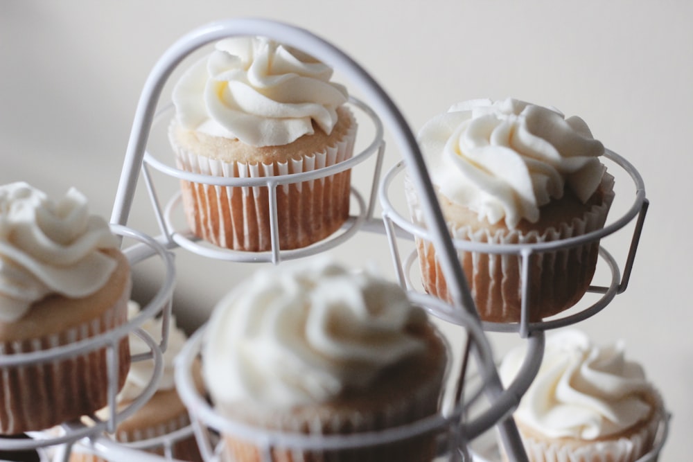 Foto di cupcakes cotti su vassoio bianco per cupcake