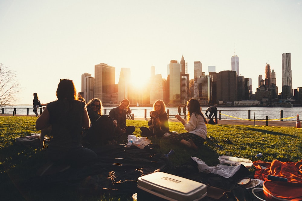 personnes assises sur un champ d’herbe