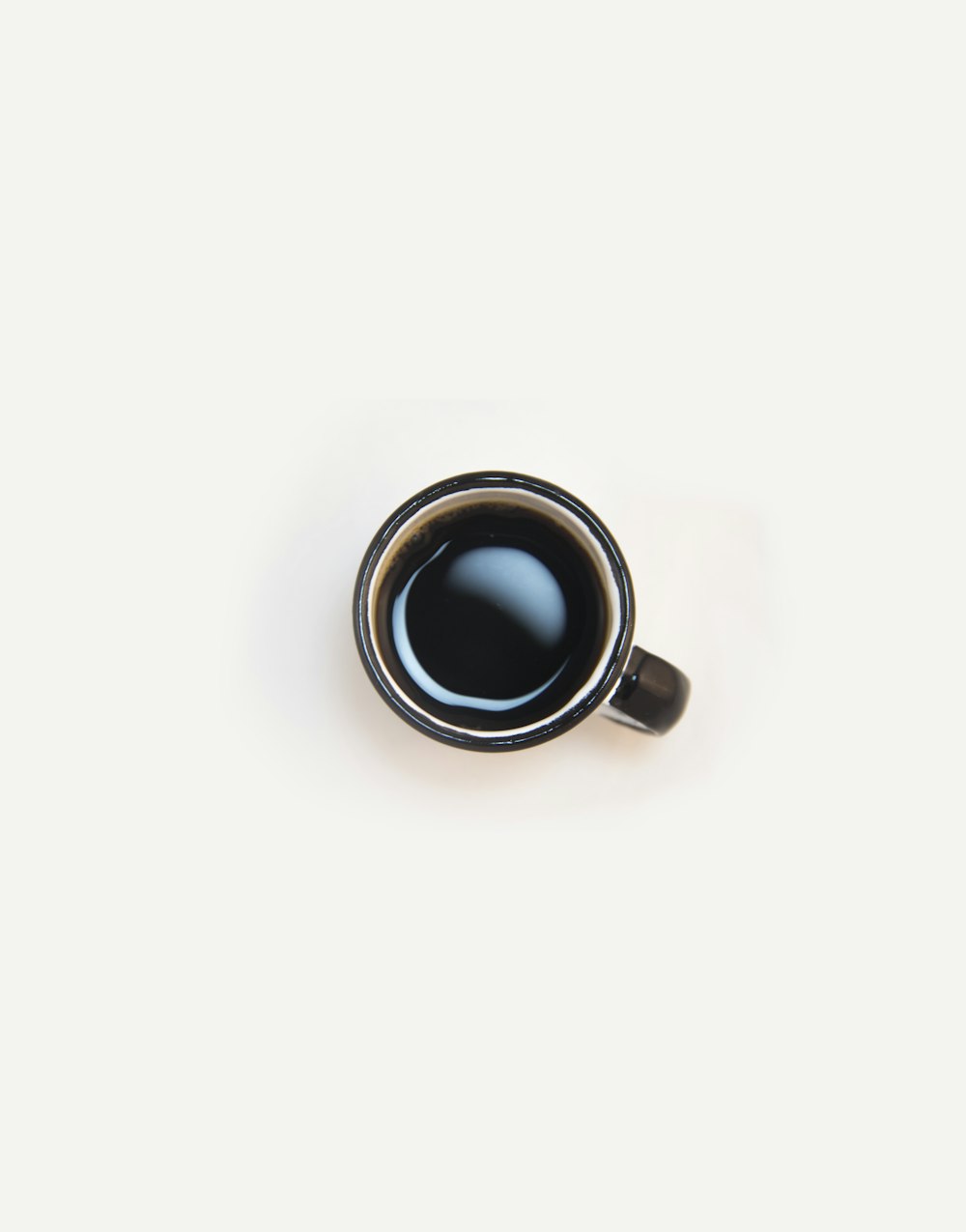 Vue de dessus de la tasse à café en céramique blanche