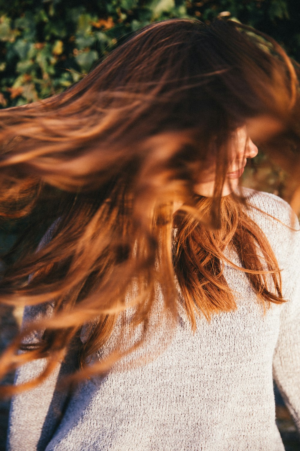 femme ondulant les cheveux pendant la journée