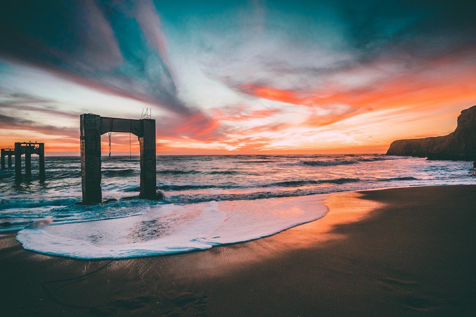 Sony a7 + Sony Vario-Tessar T* FE 16-35mm F4 ZA OSS sample photo. Sea with stage photography