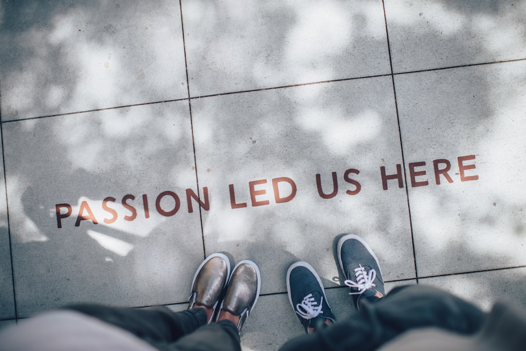 Pourquoi une formation sur la gestion de projet ? two person standing on gray tile paving