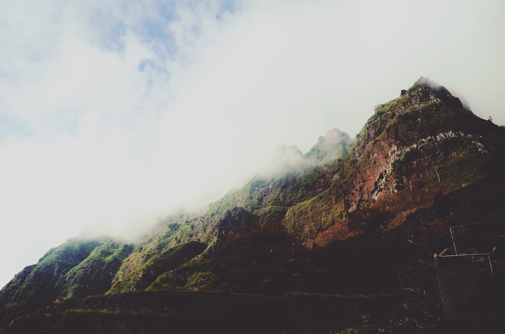 montagne couverte de nuages