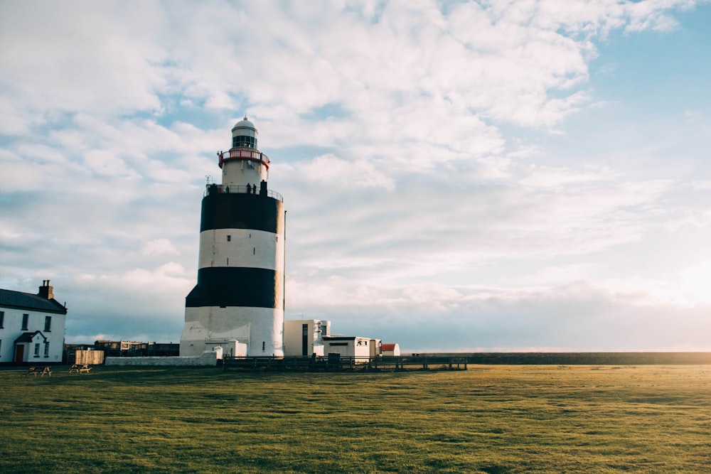 Faro de hormigón blanco y rojo