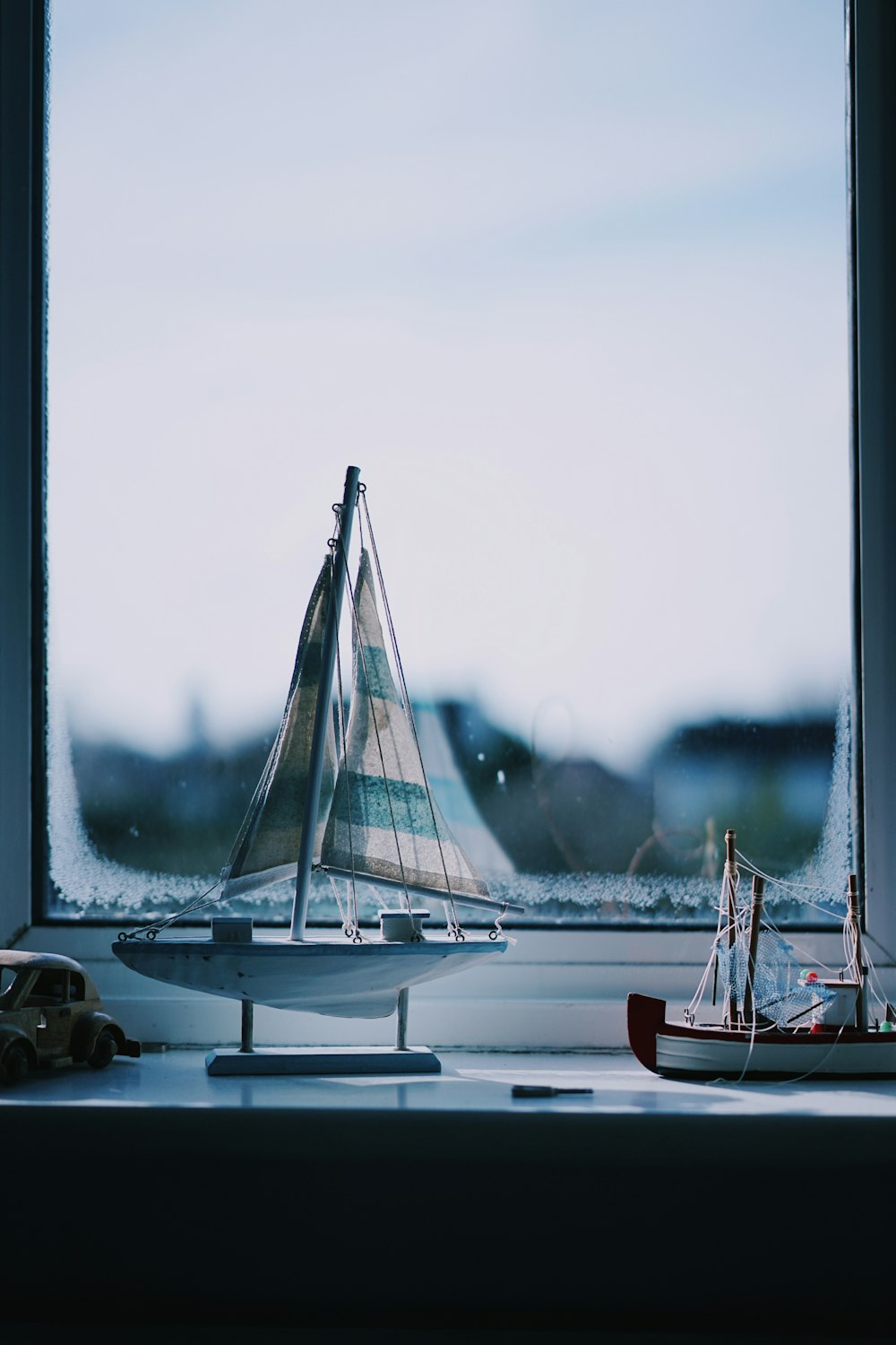 zwei Boote neben dem Fenster