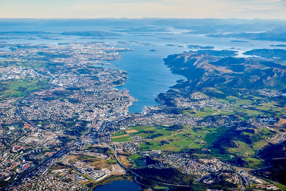 Vista aérea de la orilla del mar