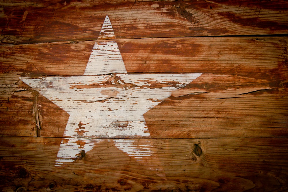 Tablero de madera marrón y blanco con estampado de estrellas
