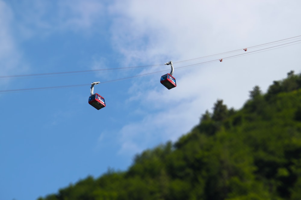 Photographie par basculement de deux lignes de transport par câble rouge pendant la journée