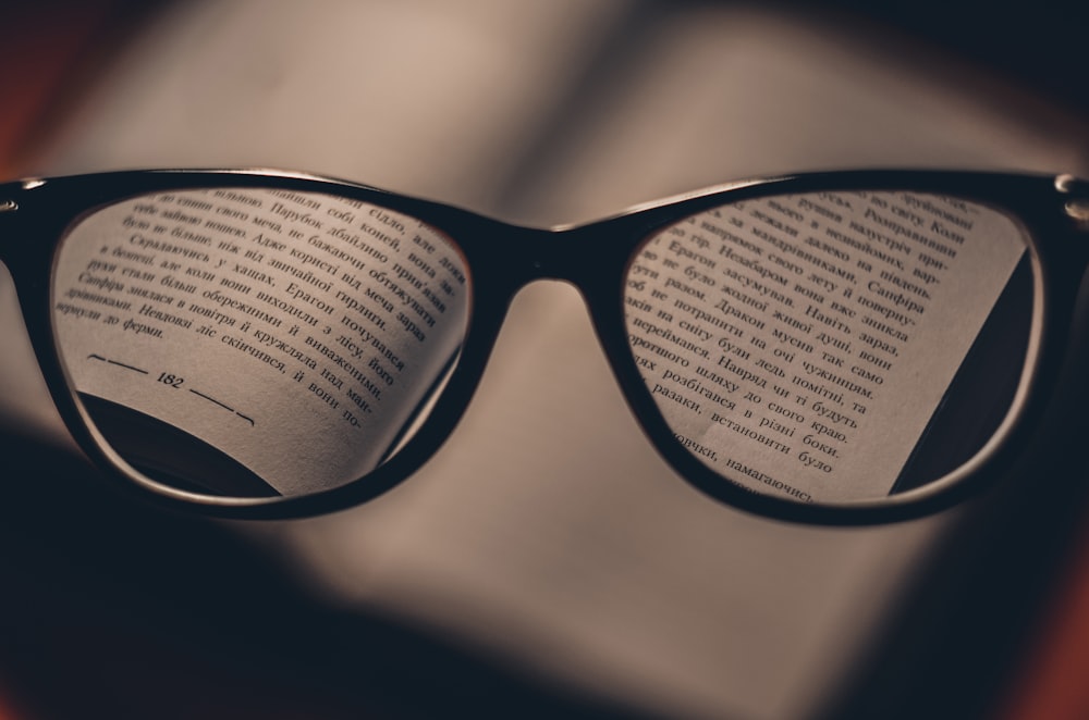 Le texte noir se reflète sur les lunettes