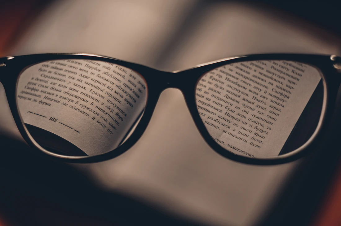 Wyraźny tekst książki widziany przez okulary korekcyjne