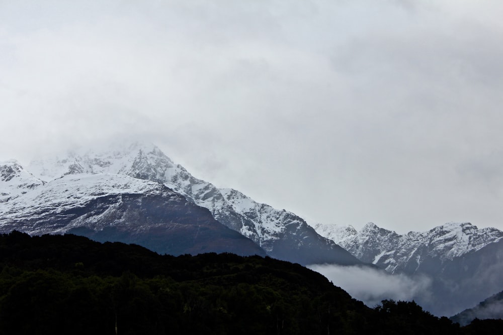 fotografia de paisagem de montanhas cobertas de neve