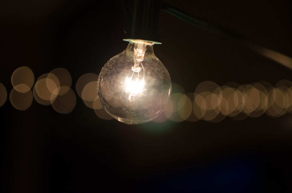 Ampoule LED noire et transparente avec lumières bokeh