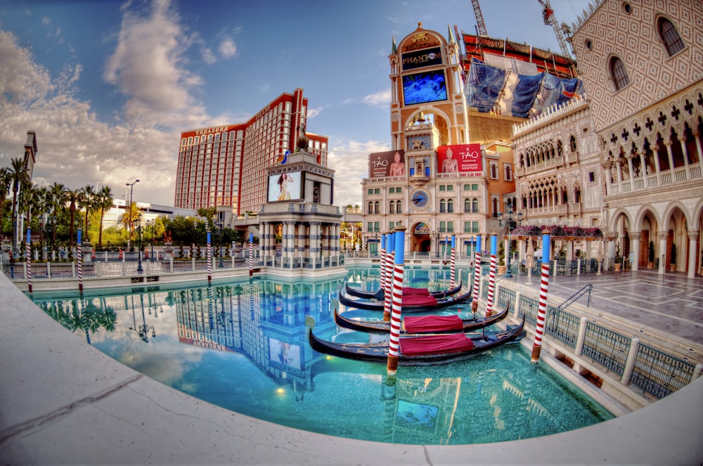 Piscina cerca de edificios