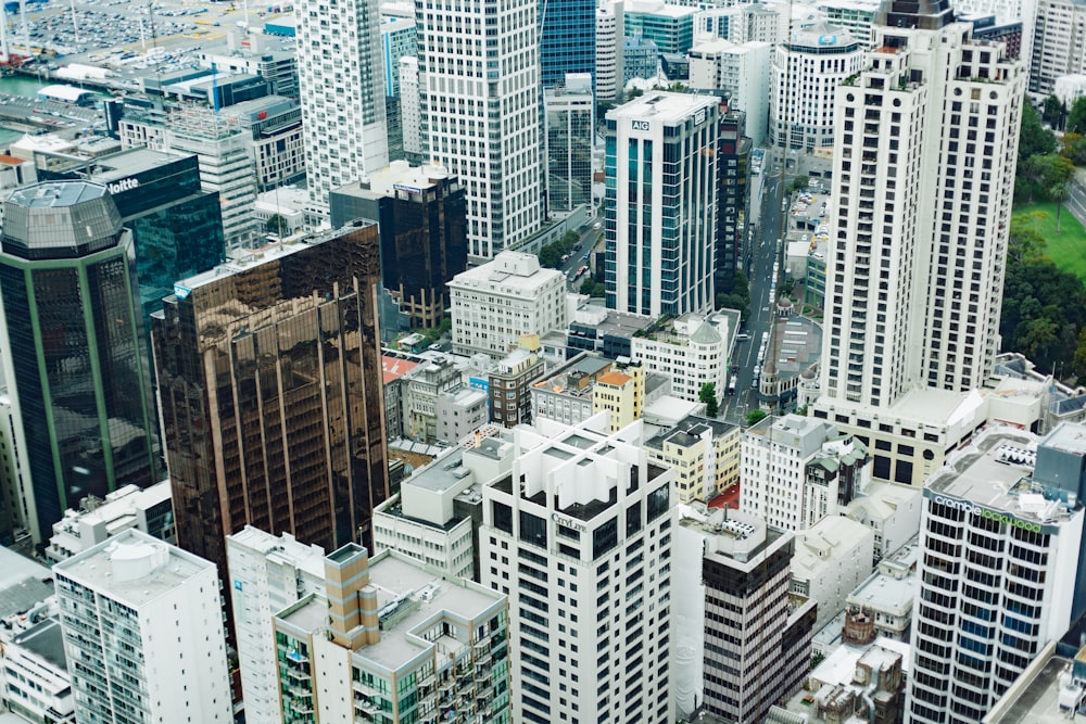 Vista aérea dos edifícios da cidade durante o dia