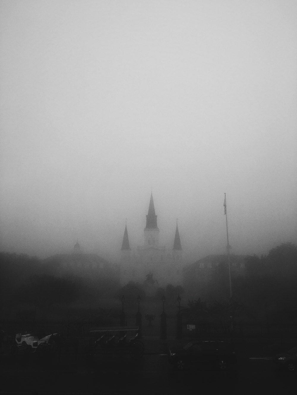 Castelo branco e cinza durante o dia